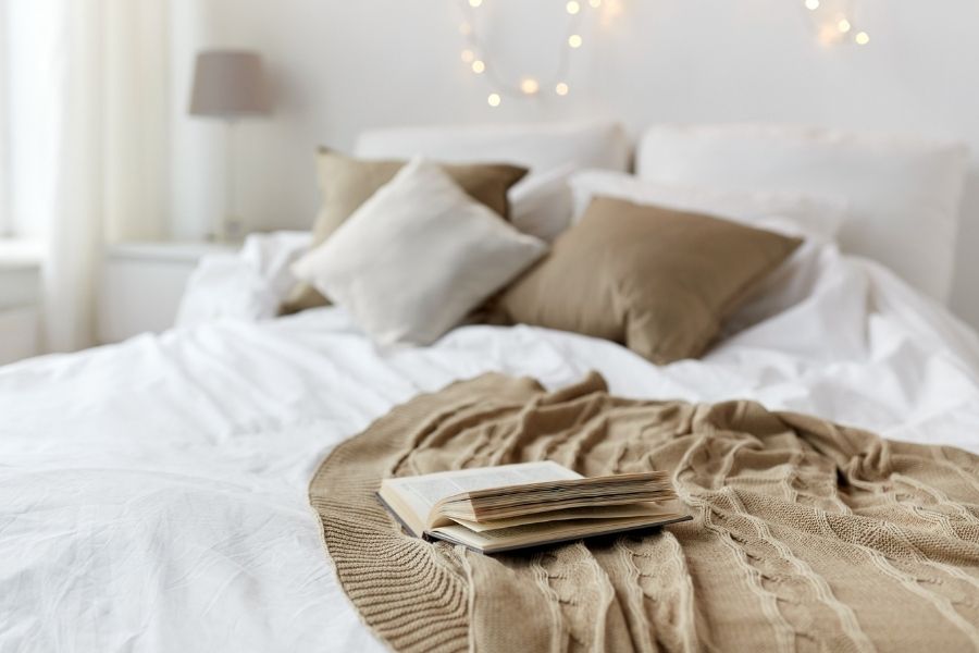 A cosy bedroom.
